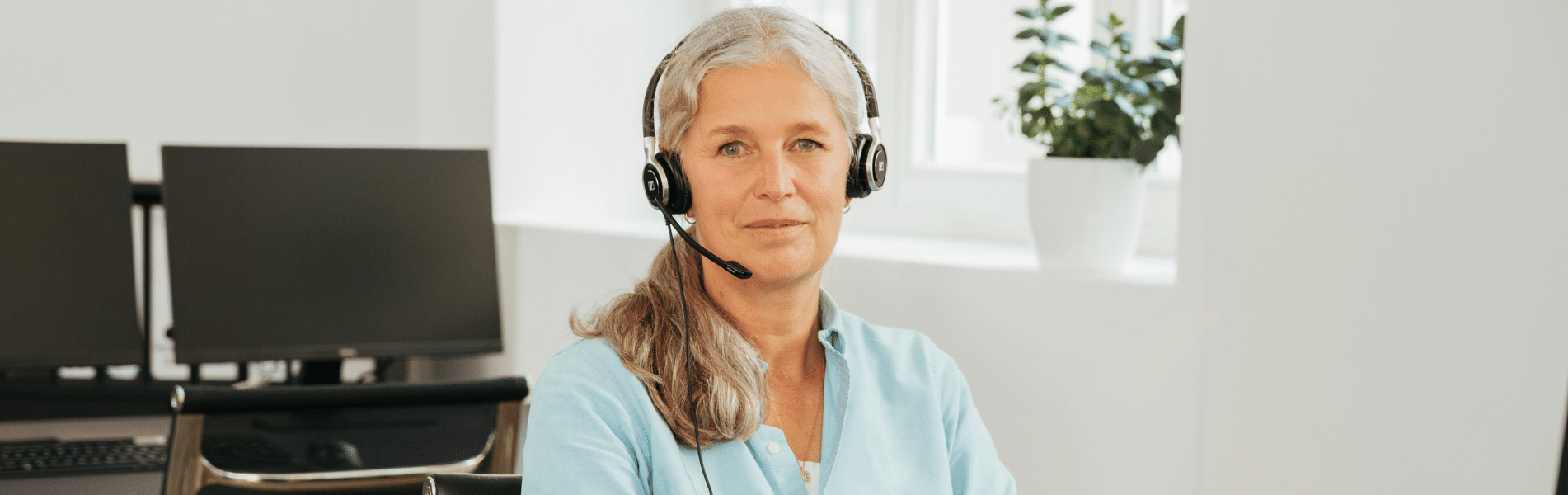 Kundenberaterin von Bunz mobile Physio mit Headset