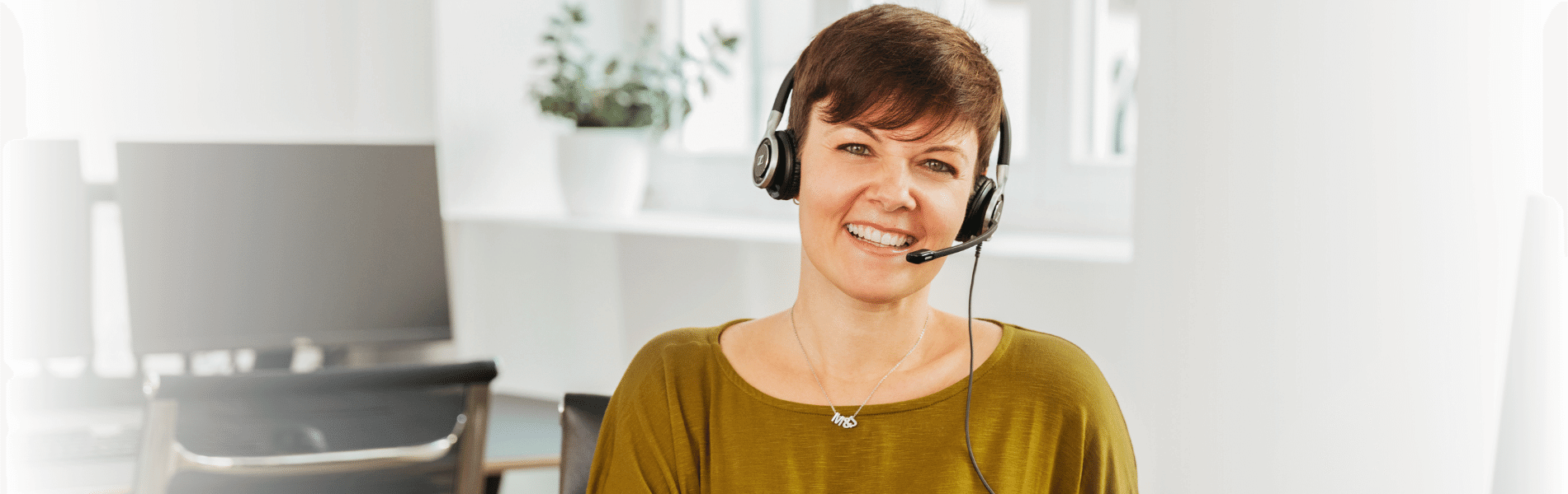Rezeptionistin bei Bunz mobile Ergo berät Patienten am Telefon