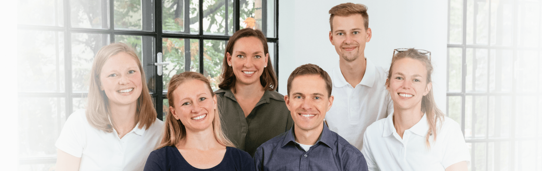 Einige Therapeuten von Bunz mobile Ergo und im Vordergrund Ekaterina und Wolfgang Bunz.